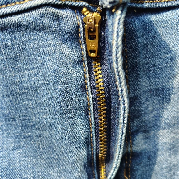 Old Navy Bermuda Medium Wash Antonella Shorts - Picture 4 of 5